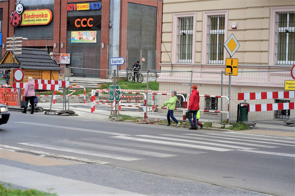 Piesi lekceważą zmianę organizacji ruchu. Posypały się pierwsze mandaty