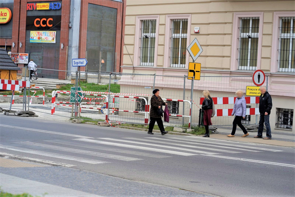 Piesi lekceważą zmianę organizacji ruchu. Posypały się pierwsze mandaty