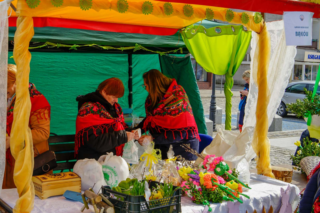 Jarmark Wielkanocny. Świąteczny klimat na rynku w Grodkowie [fotorelacja]