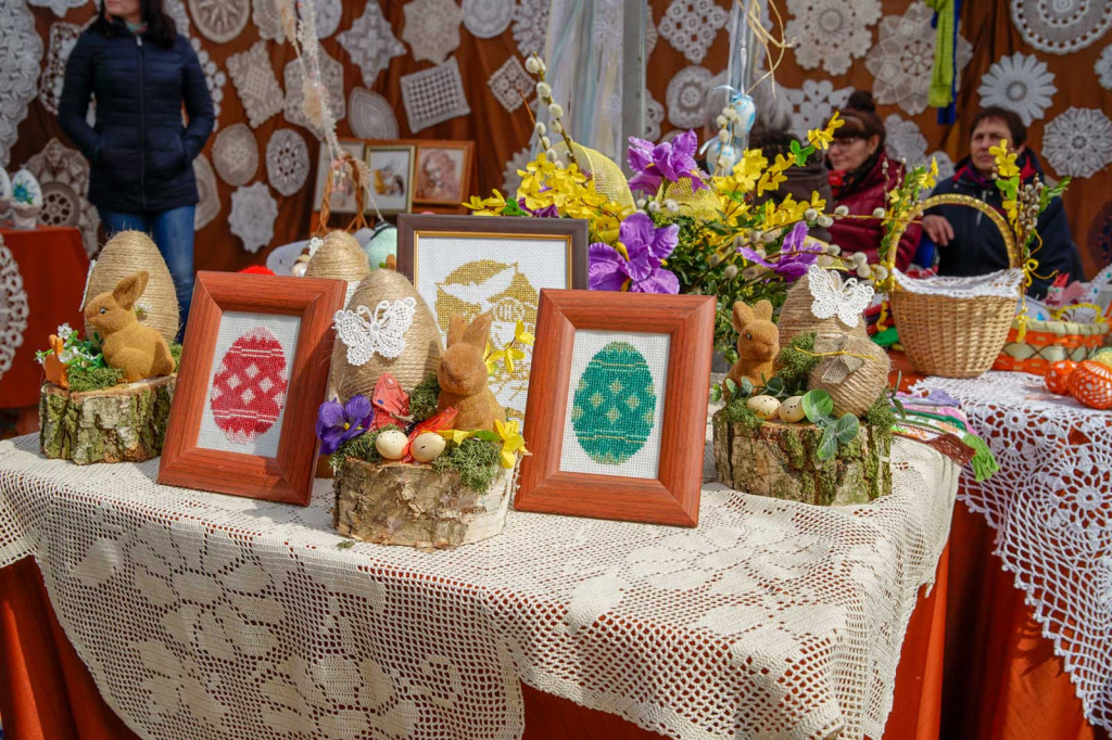 Jarmark Wielkanocny. Świąteczny klimat na rynku w Grodkowie [fotorelacja]