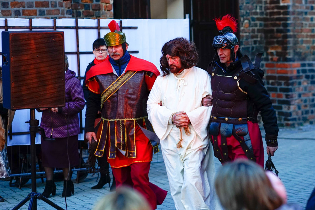 Misterium Męki Pańskiej w Grodkowie. Chwila przedświątecznej refleksji [fotorelacja]