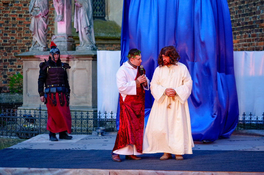 Misterium Męki Pańskiej w Grodkowie. Chwila przedświątecznej refleksji [fotorelacja]