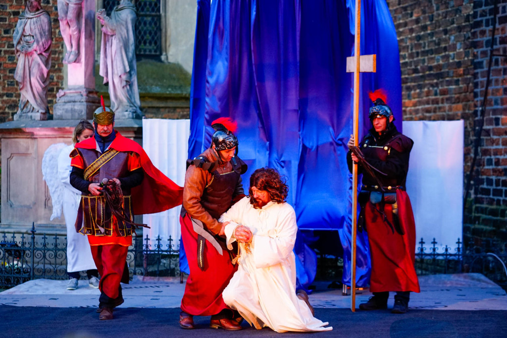 Misterium Męki Pańskiej w Grodkowie. Chwila przedświątecznej refleksji [fotorelacja]