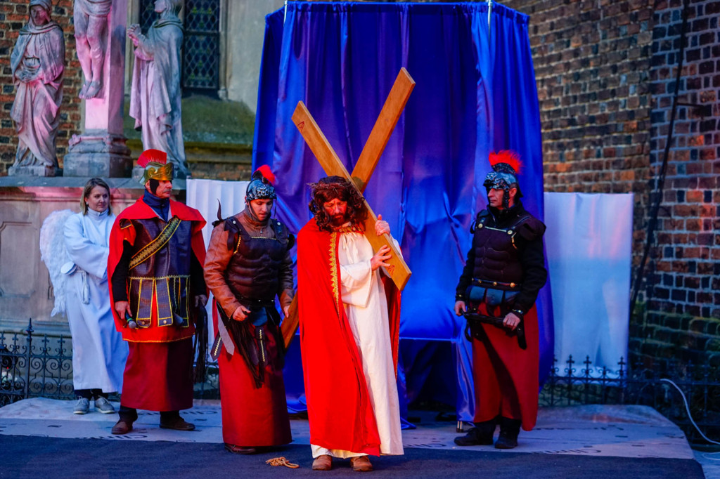 Misterium Męki Pańskiej w Grodkowie. Chwila przedświątecznej refleksji [fotorelacja]