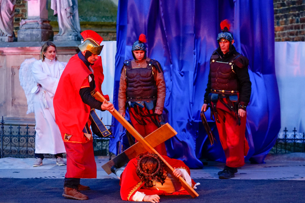 Misterium Męki Pańskiej w Grodkowie. Chwila przedświątecznej refleksji [fotorelacja]