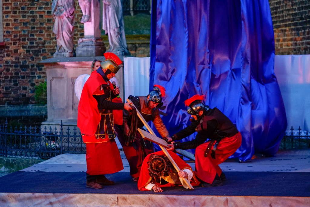 Misterium Męki Pańskiej w Grodkowie. Chwila przedświątecznej refleksji [fotorelacja]