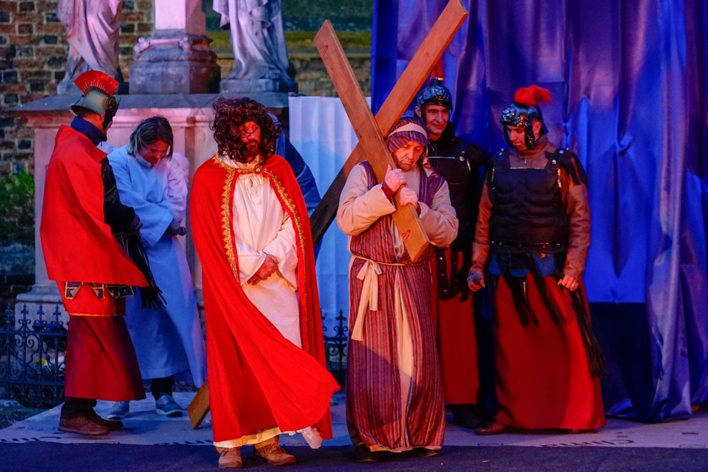 Misterium Męki Pańskiej w Grodkowie. Chwila przedświątecznej refleksji [fotorelacja]