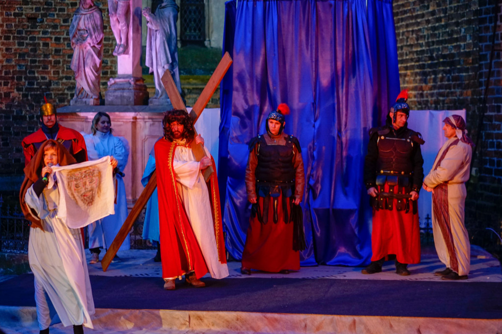 Misterium Męki Pańskiej w Grodkowie. Chwila przedświątecznej refleksji [fotorelacja]