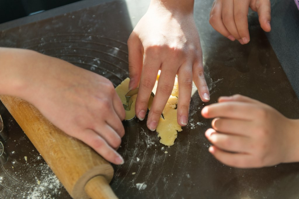 Warsztaty Wielkanocne w Grodkowie: Wspólnie piekli ciasteczka i przygotowywali ozdoby świąteczne