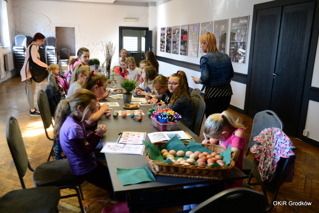 Warsztaty Wielkanocne w Grodkowie: Wspólnie piekli ciasteczka i przygotowywali ozdoby świąteczne
