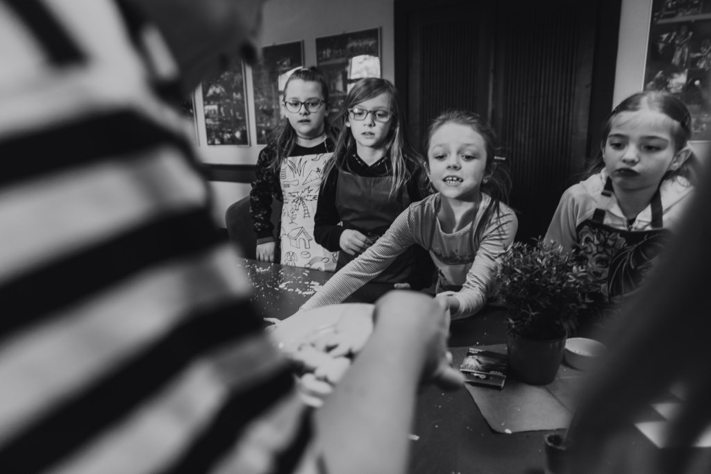 Warsztaty Wielkanocne w Grodkowie: Wspólnie piekli ciasteczka i przygotowywali ozdoby świąteczne