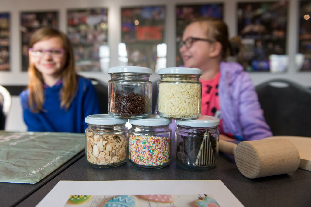 Warsztaty Wielkanocne w Grodkowie: Wspólnie piekli ciasteczka i przygotowywali ozdoby świąteczne