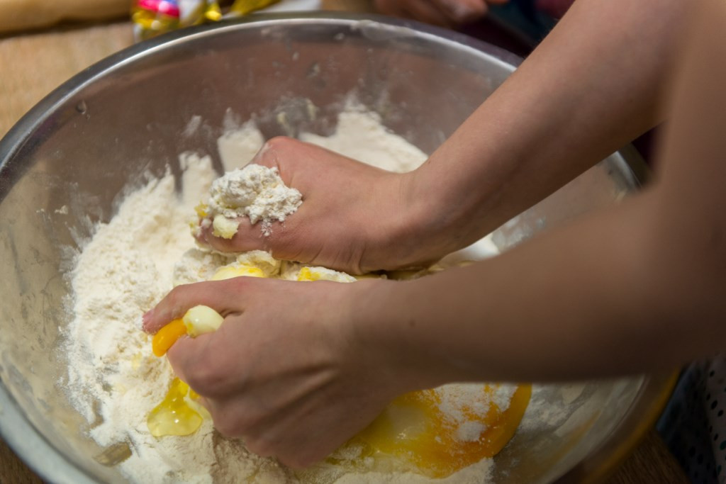 Warsztaty Wielkanocne w Grodkowie: Wspólnie piekli ciasteczka i przygotowywali ozdoby świąteczne