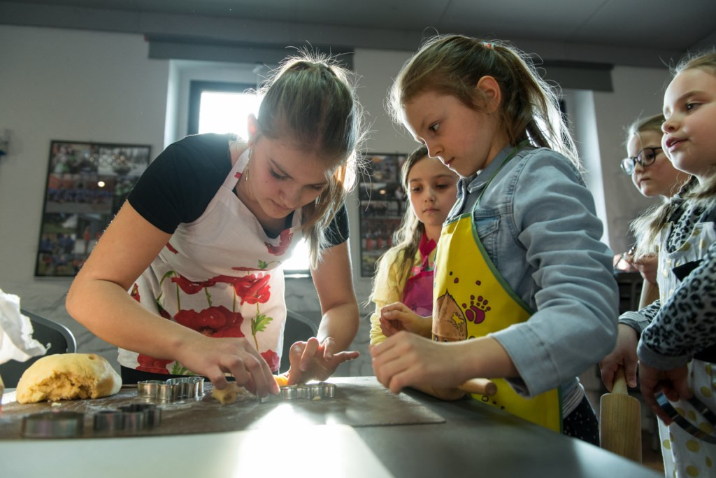 Warsztaty Wielkanocne w Grodkowie: Wspólnie piekli ciasteczka i przygotowywali ozdoby świąteczne