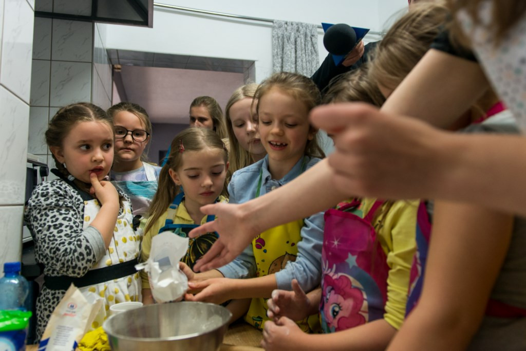 Warsztaty Wielkanocne w Grodkowie: Wspólnie piekli ciasteczka i przygotowywali ozdoby świąteczne