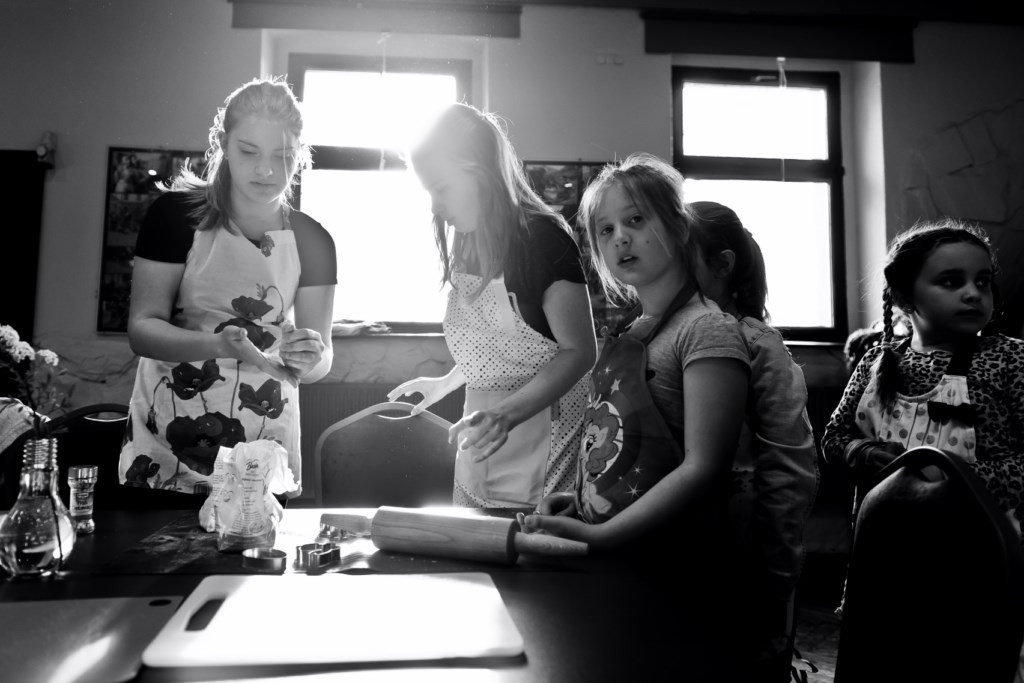 Warsztaty Wielkanocne w Grodkowie: Wspólnie piekli ciasteczka i przygotowywali ozdoby świąteczne