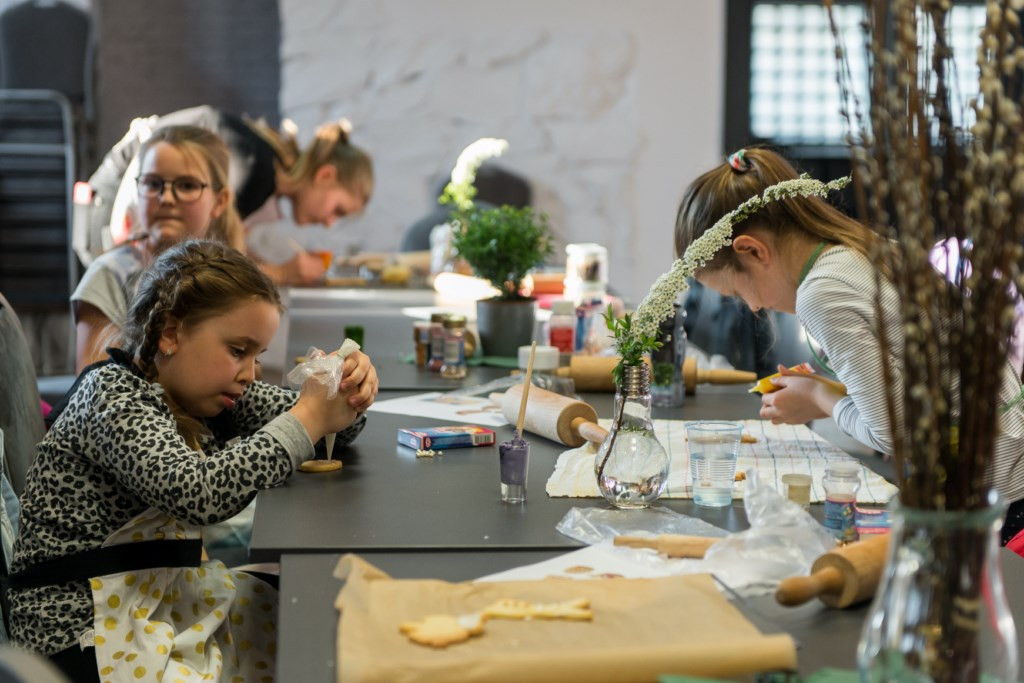 Warsztaty Wielkanocne w Grodkowie: Wspólnie piekli ciasteczka i przygotowywali ozdoby świąteczne