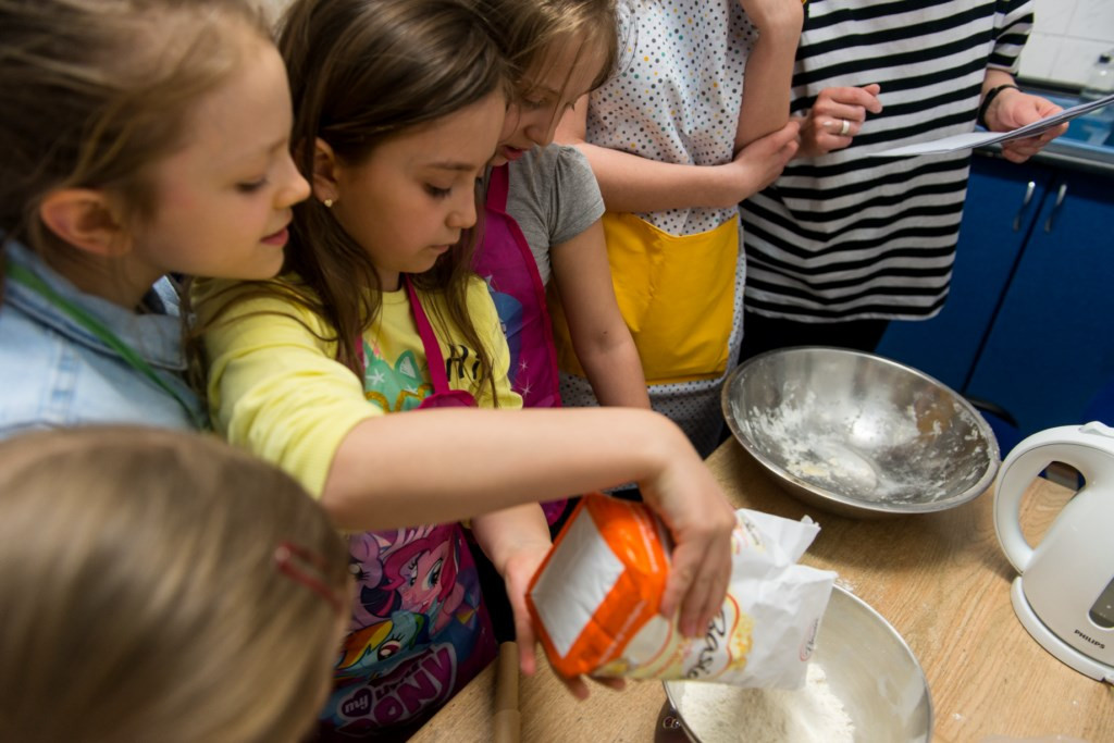 Warsztaty Wielkanocne w Grodkowie: Wspólnie piekli ciasteczka i przygotowywali ozdoby świąteczne