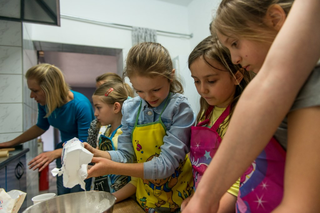 Warsztaty Wielkanocne w Grodkowie: Wspólnie piekli ciasteczka i przygotowywali ozdoby świąteczne