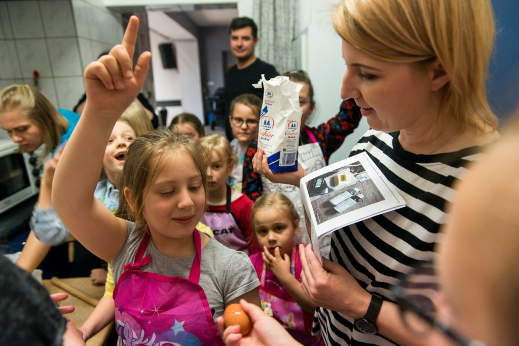 Warsztaty Wielkanocne w Grodkowie: Wspólnie piekli ciasteczka i przygotowywali ozdoby świąteczne