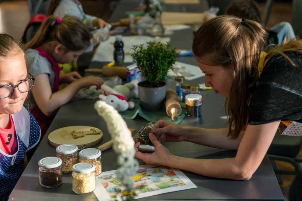 Warsztaty Wielkanocne w Grodkowie: Wspólnie piekli ciasteczka i przygotowywali ozdoby świąteczne
