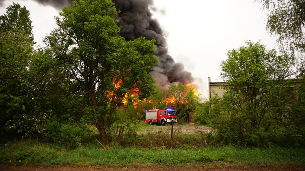 Podpalenie prawdopodobną przyczyną pożaru na terenie dawnej cegielni