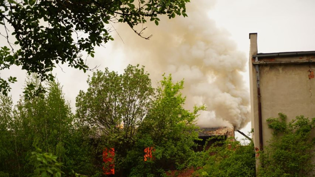 Podpalenie prawdopodobną przyczyną pożaru na terenie dawnej cegielni