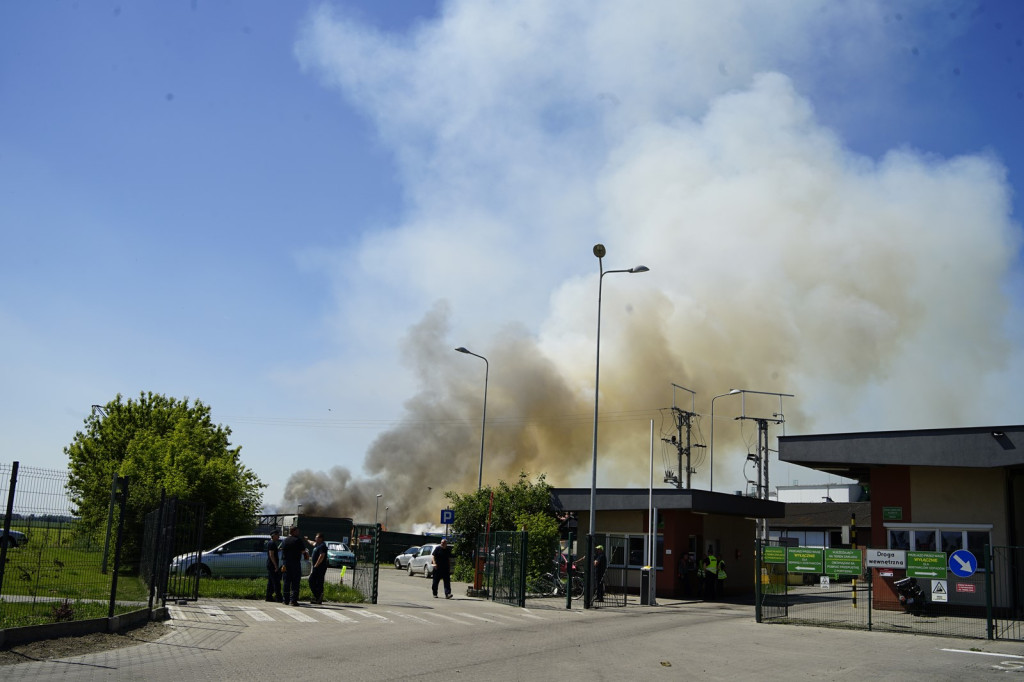 Pożar odpadów na składowisku śmieci w Gać