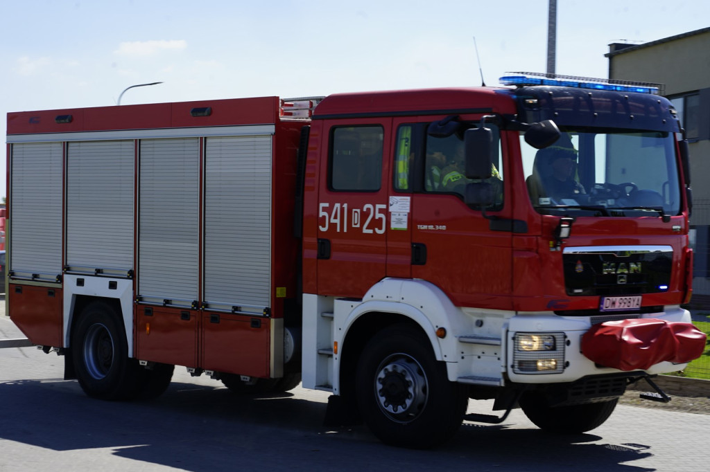 Strażacy przez całą noc walczyli z pożarem na wysypisku odpadów w Gaci. Akcja gaśnicza wciąż trwa