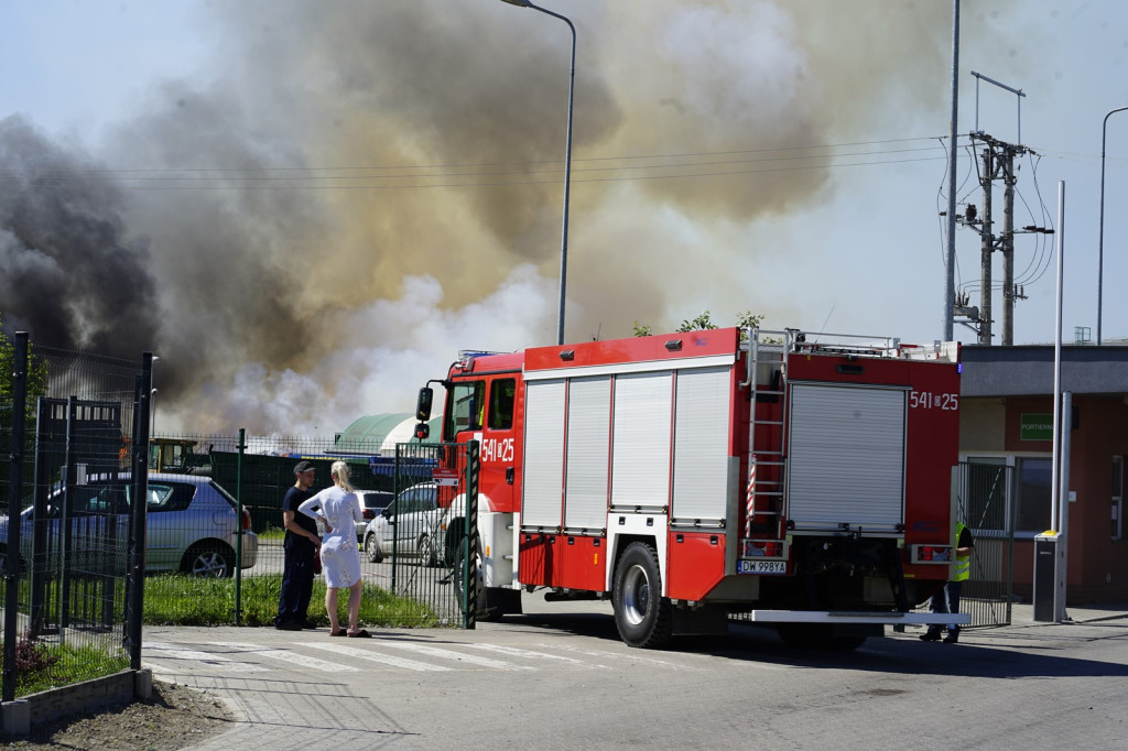 Strażacy przez całą noc walczyli z pożarem na wysypisku odpadów w Gaci. Akcja gaśnicza wciąż trwa