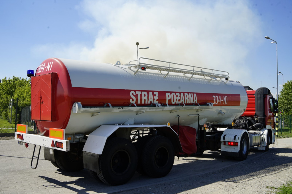 Strażacy przez całą noc walczyli z pożarem na wysypisku odpadów w Gaci. Akcja gaśnicza wciąż trwa