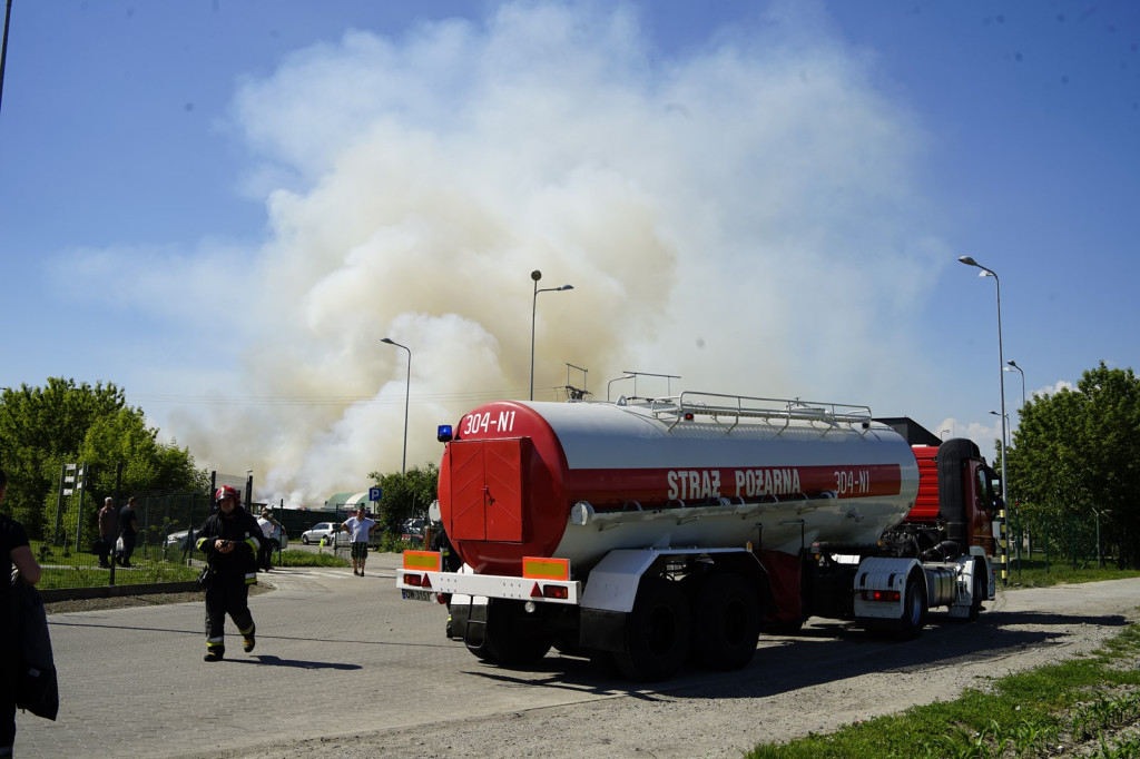 Strażacy przez całą noc walczyli z pożarem na wysypisku odpadów w Gaci. Akcja gaśnicza wciąż trwa