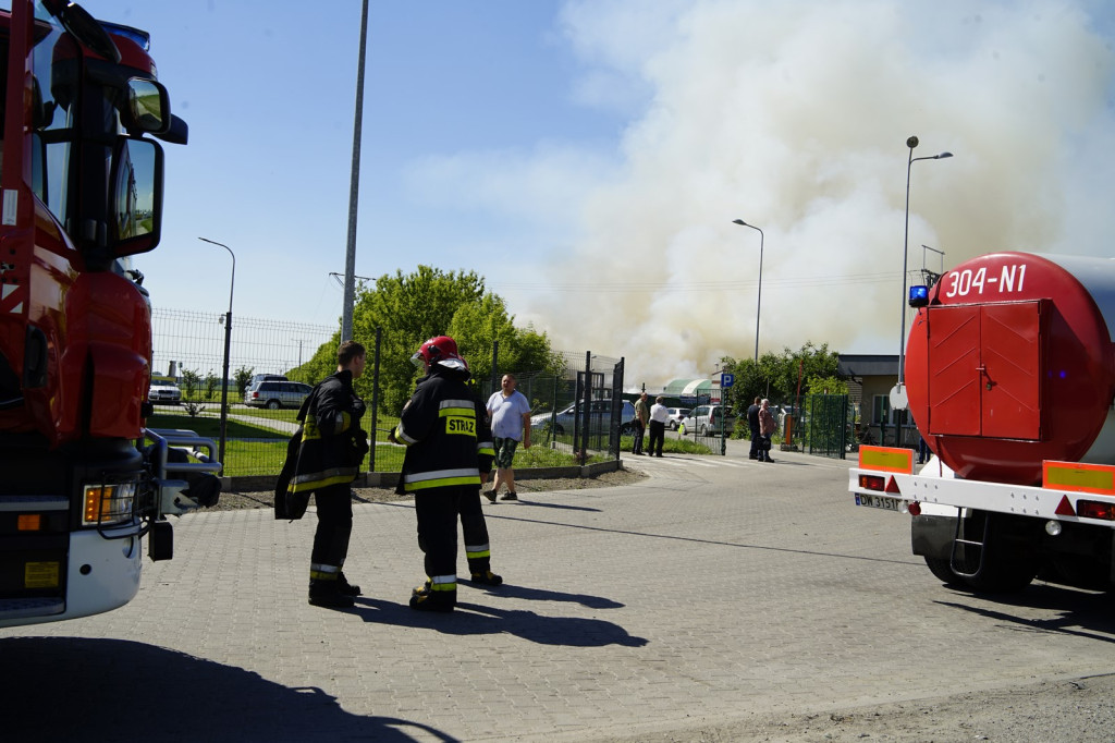 Strażacy przez całą noc walczyli z pożarem na wysypisku odpadów w Gaci. Akcja gaśnicza wciąż trwa