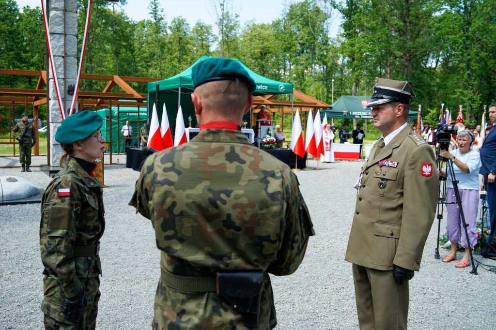 Odsłonięcie pomnika upamiętniającego żołnierzy 