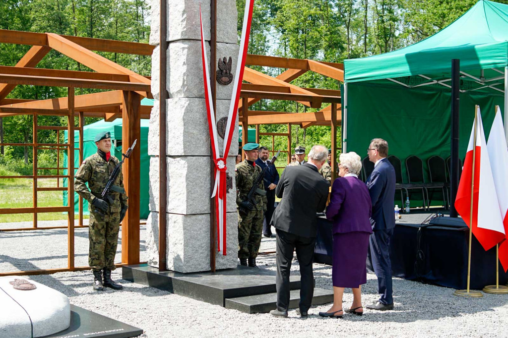 Odsłonięcie pomnika upamiętniającego żołnierzy 
