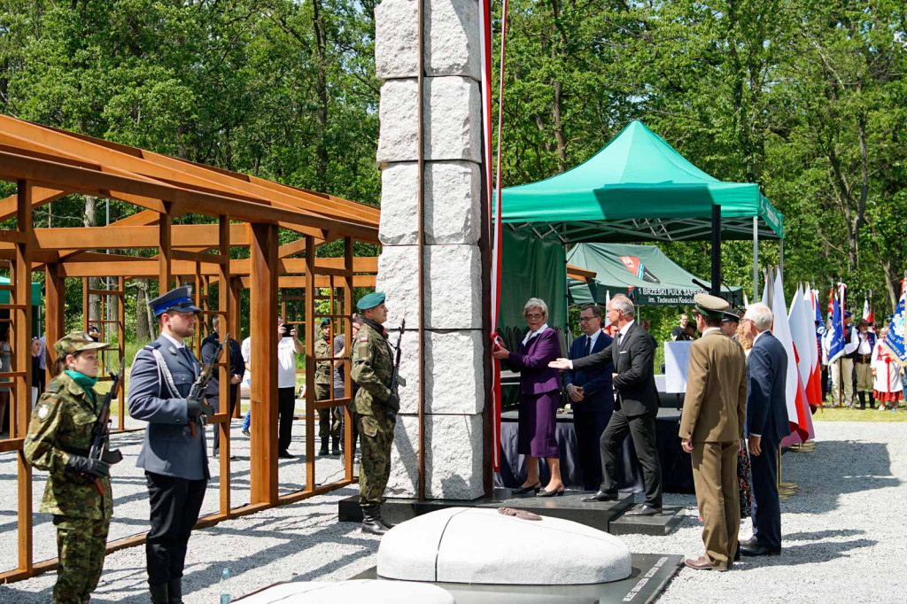 Odsłonięcie pomnika upamiętniającego żołnierzy 