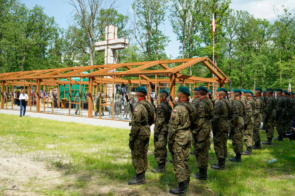 Odsłonięcie pomnika upamiętniającego żołnierzy 