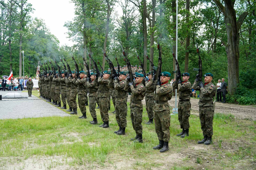 Odsłonięcie pomnika upamiętniającego żołnierzy 