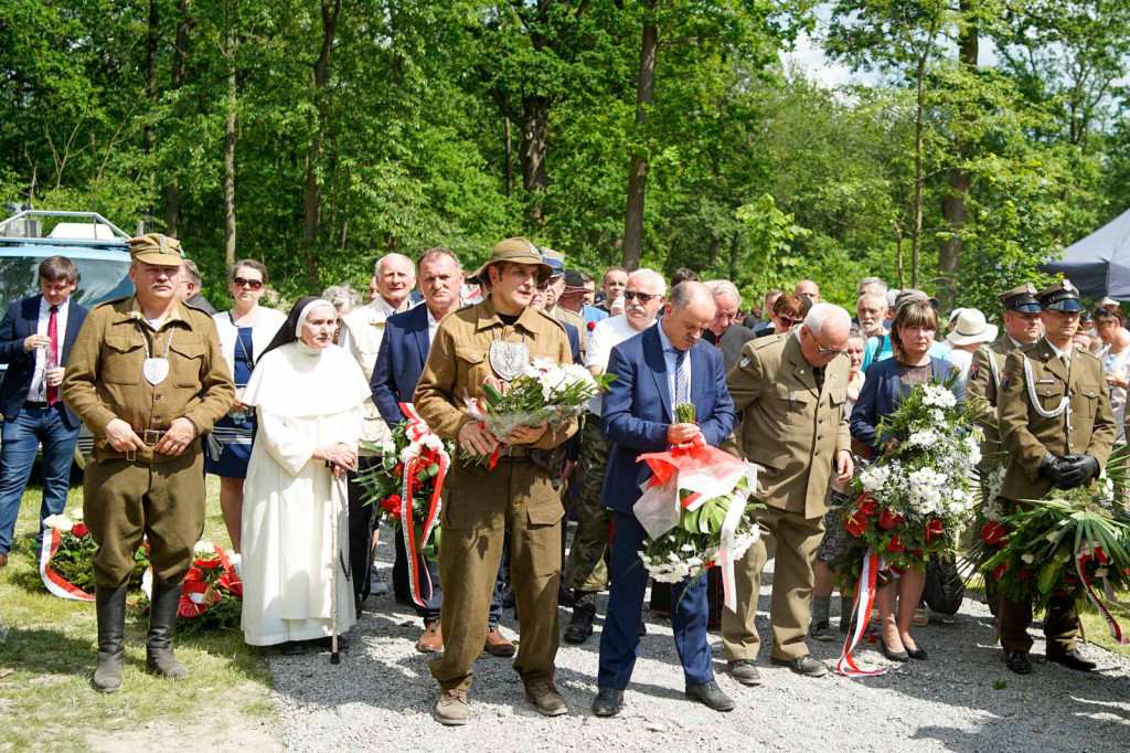 Odsłonięcie pomnika upamiętniającego żołnierzy 