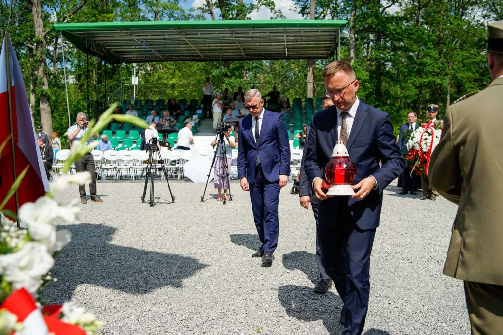 Odsłonięcie pomnika upamiętniającego żołnierzy 