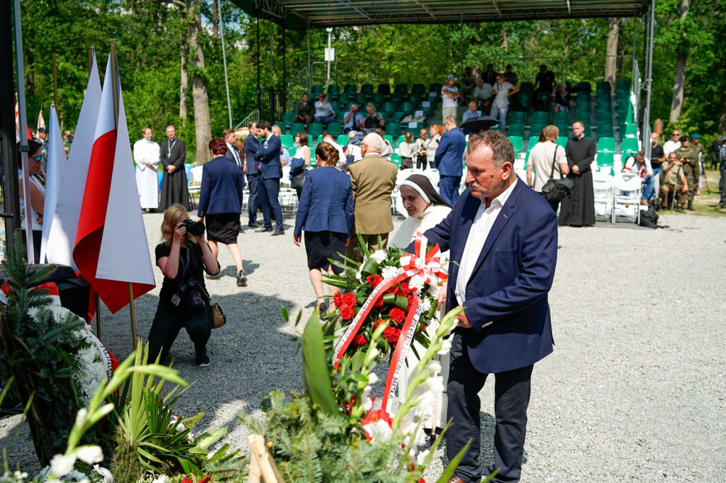 Odsłonięcie pomnika upamiętniającego żołnierzy 