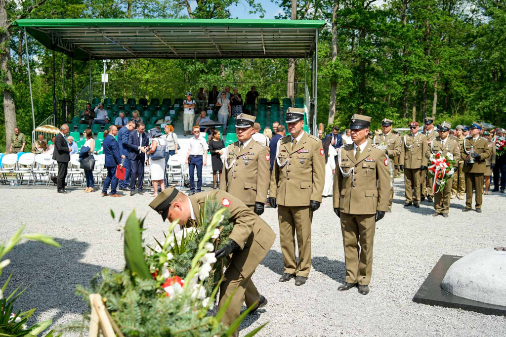 Odsłonięcie pomnika upamiętniającego żołnierzy 