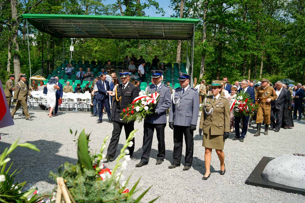 Odsłonięcie pomnika upamiętniającego żołnierzy 
