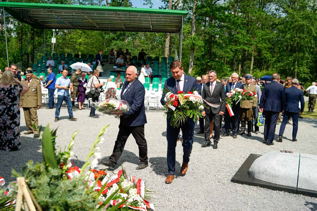 Odsłonięcie pomnika upamiętniającego żołnierzy 