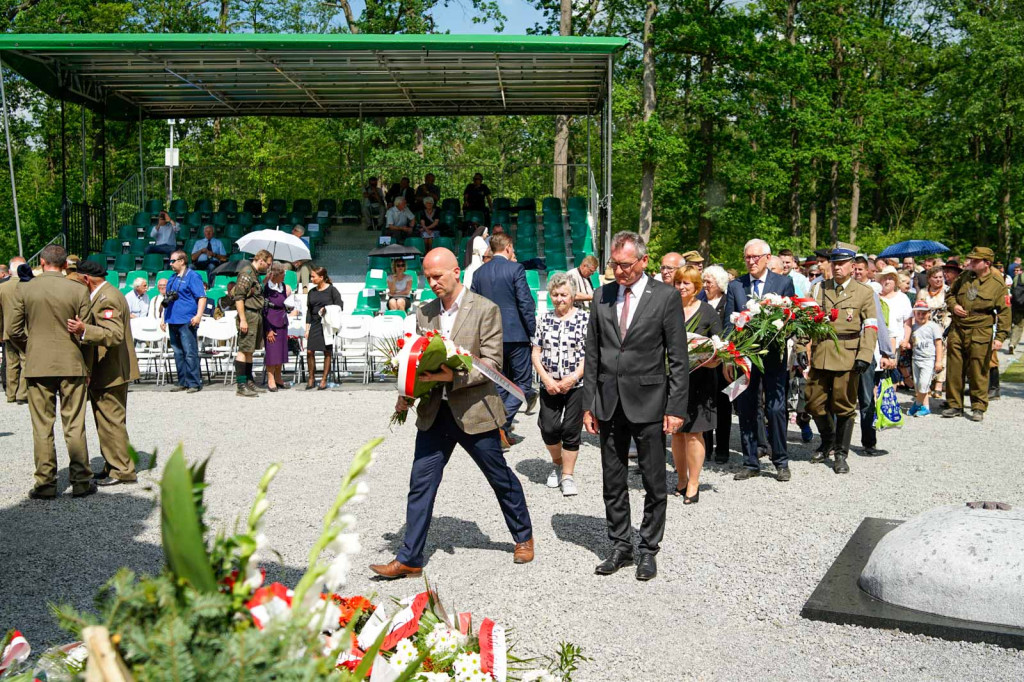 Odsłonięcie pomnika upamiętniającego żołnierzy 