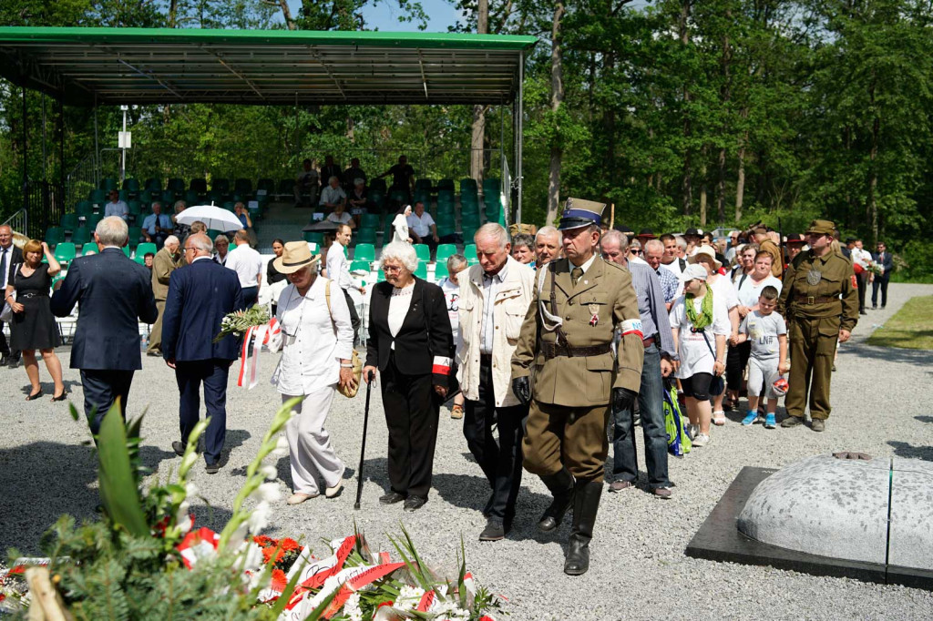 Odsłonięcie pomnika upamiętniającego żołnierzy 