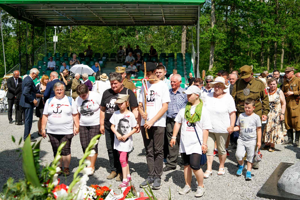 Odsłonięcie pomnika upamiętniającego żołnierzy 