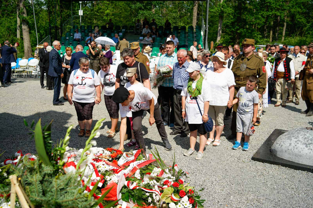 Odsłonięcie pomnika upamiętniającego żołnierzy 