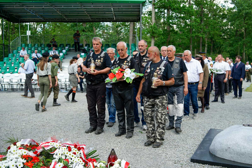 Odsłonięcie pomnika upamiętniającego żołnierzy 