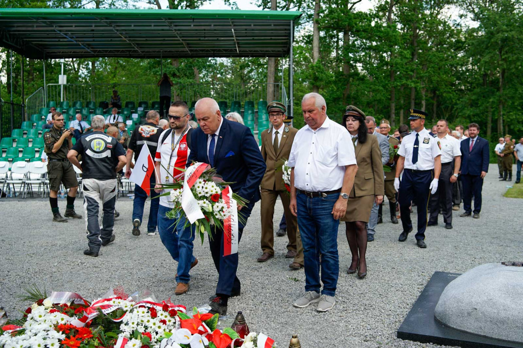Odsłonięcie pomnika upamiętniającego żołnierzy 